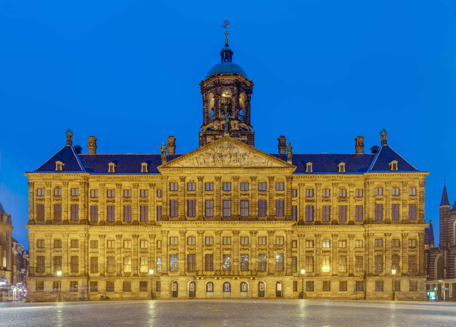 Het Koninklijk Paleis op de Dam, op loopafstand van La Stego